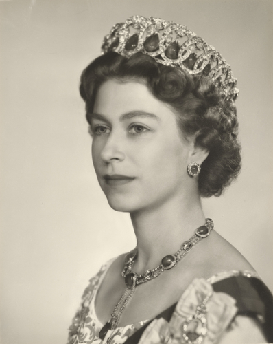 Black and white photograph of Elizabeth II, wearing the Delhi Durbar necklace and Vladimir Tiara. Photographed by Dorothy Wilding in 1956, Royal Collections Trust. 