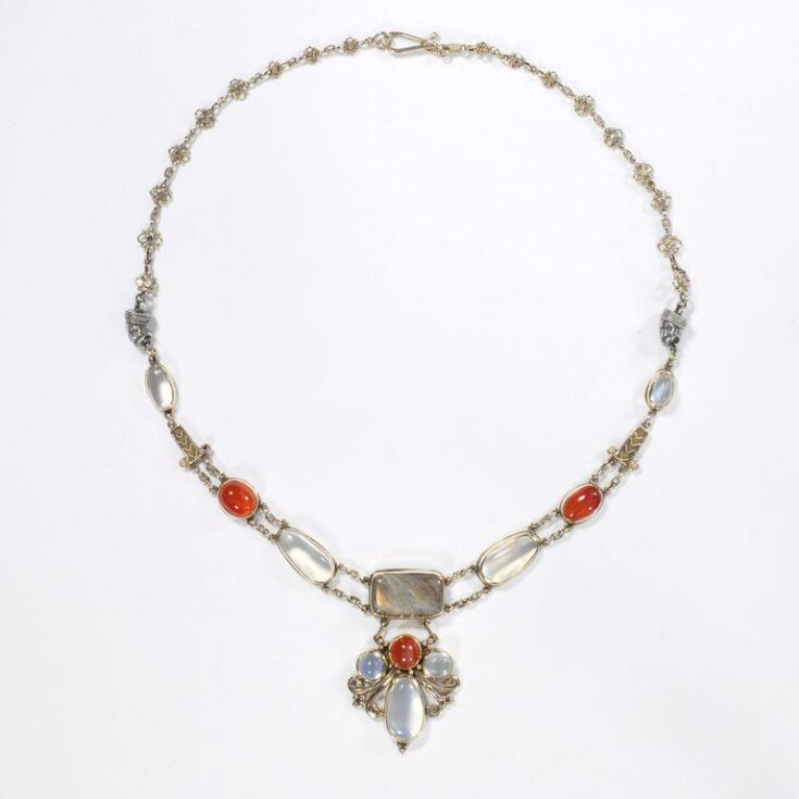 Gold necklace with silver, moonstones, cabochon carnelians and labradorite, made by Reginald Pearson, England, about 1912. Victoria and Albert Museum.